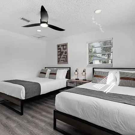 Modern Home 3 Bedrooms With Pool, 18 Minutes To Ocean